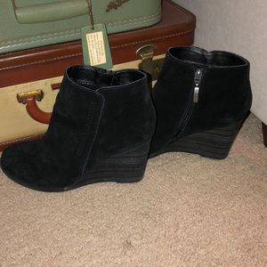 Black wedge boot